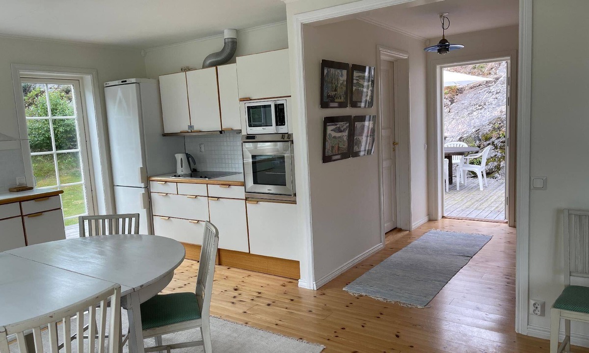 Stromstad House | House with a light interior, on a little island