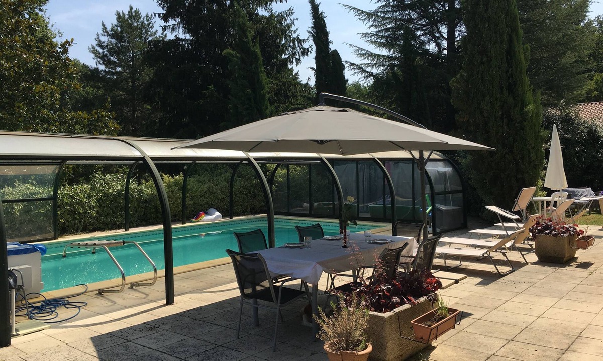 Baurech House | House with a pool, air conditioning, a fenced-in yard, and fiber-optic Internet
