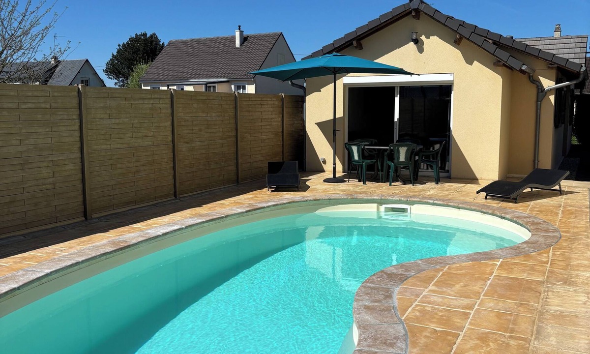 Menneval Condo | House with covered and heated swimming pool in Normandy