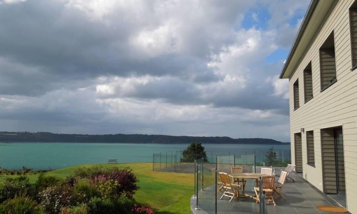 Saint-Cast-le-Guildo House | House with breathtaking view on the sea at 100m, large garden with tennis court.