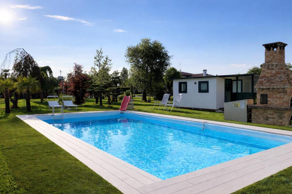 Camponogara Apartment | House with pool and park - Convenient for Venice and the sea!
