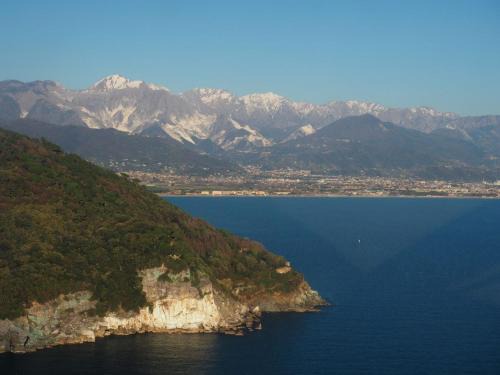 Sarzana Villa | House with Pool, jacuzzi,garden and BBQ next seaside