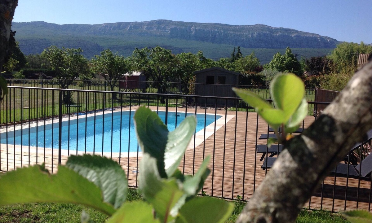 Nans-les-Pins Cottage | House-workshop on 2 ha wooded property private pool and jacuzzi