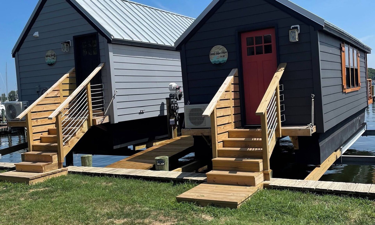 Solomons Boat Rental | Houseboat on Solomons Island