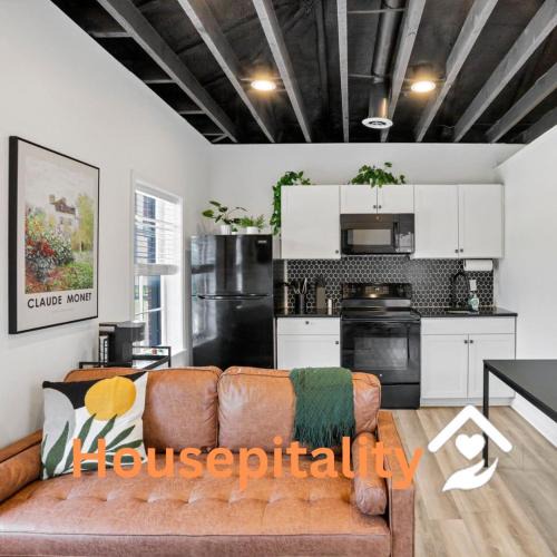 German Village Apartment | Housepitality - The City View Suite