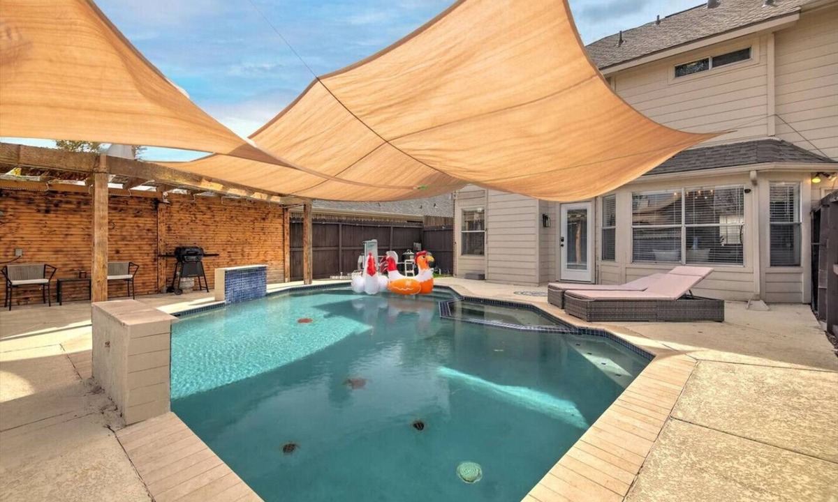 Barker House | Houston Poolside Paradise – BBQ