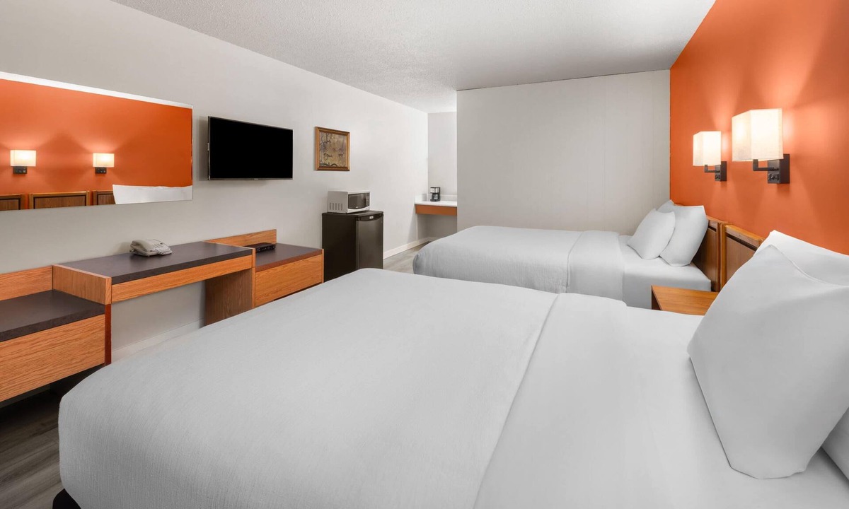 Edson Hotel | Howard Johnson by Wyndham Edson