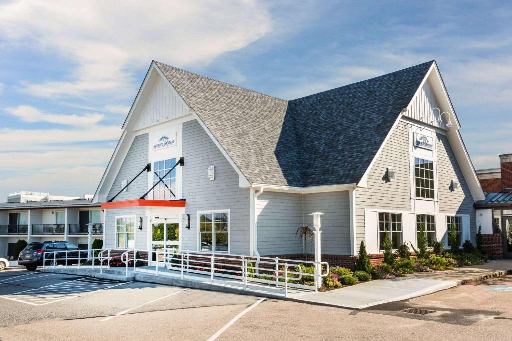 Middletown Hotel | Howard Johnson by Wyndham Middletown Newport Area
