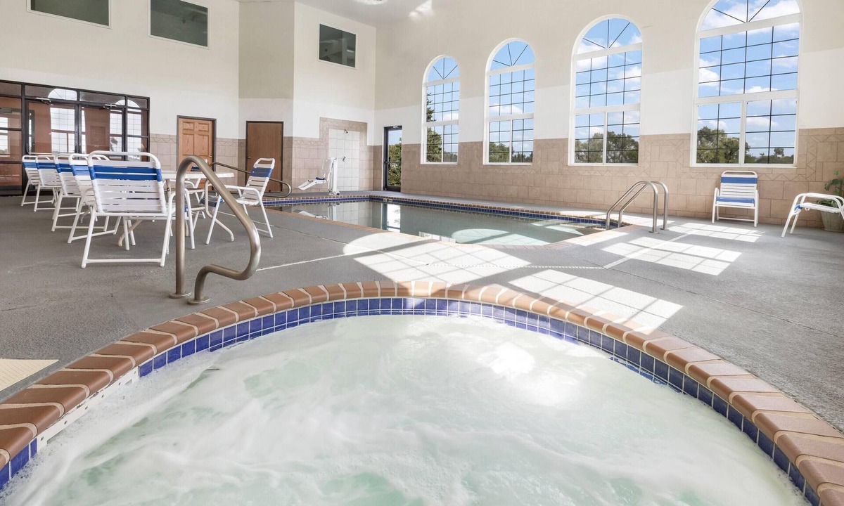 Oacoma Hotel | Howard Johnson Hotel & Suites by Wyndham Oacoma