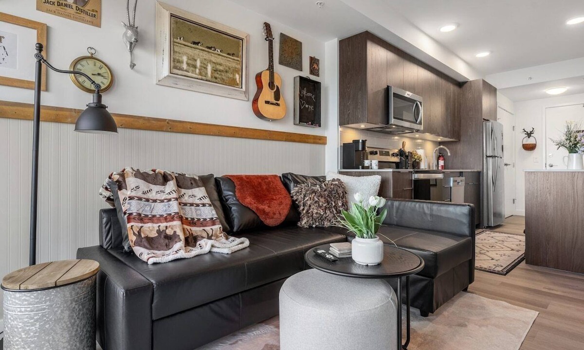 Crescent Heights Apartment | Howdy! 1BR Western Theme w Rooftop Patio & AC