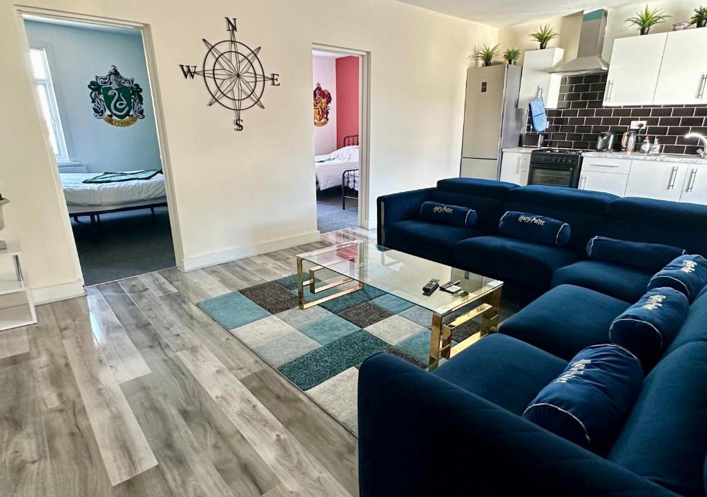 Watford Apartment | HP Wizards Corner Spacious 4 bed near Watford Junction
