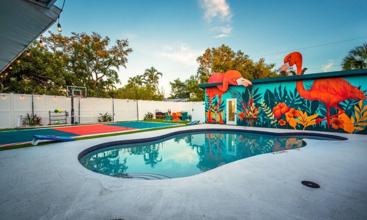 Palma Sola House | Htd Pool, TikiHut, Pickleball, Golf, 7 mi to AMI