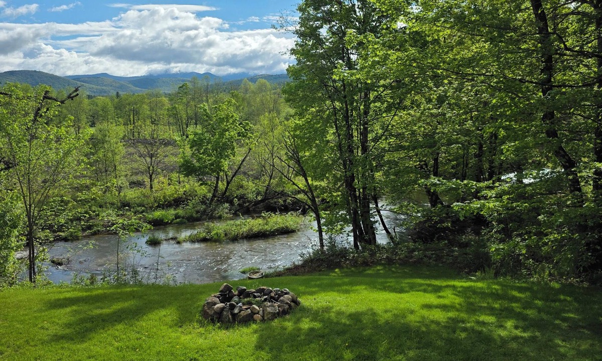 Thornton Apartment | Hubbard Brook Getaway - King Bed - Mountain Views