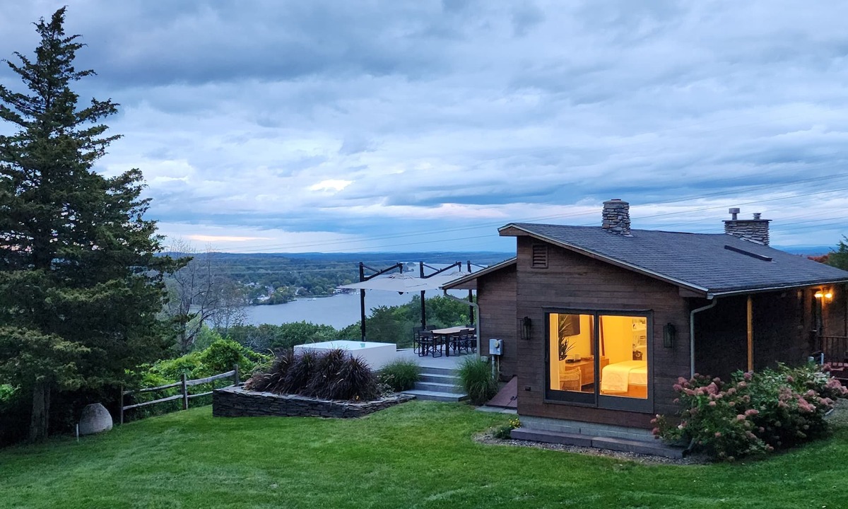 Hudson House | Hudson River/Catskill Mtn Views 2 Bdrm Contemporary, Hudson NY