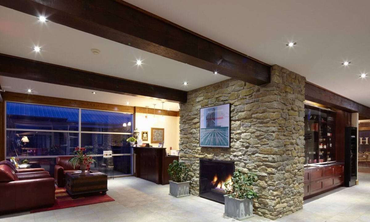 Bloomfield House | Huff Estates Inn & Winery