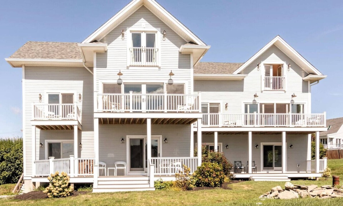 Newport House | HUGE 10BR Beach House. Weddings. Large Groups.