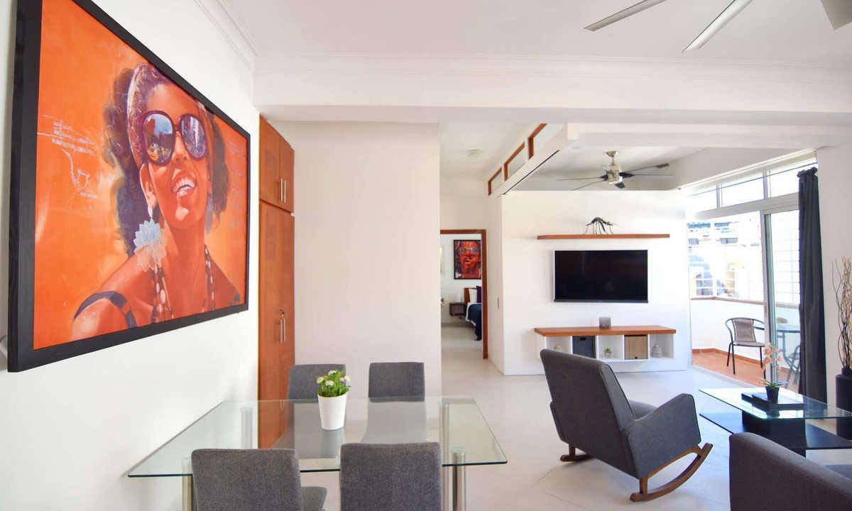 San Anton Apartment | Huge &Bright 1BR Apt All in ZC in Walking Distance