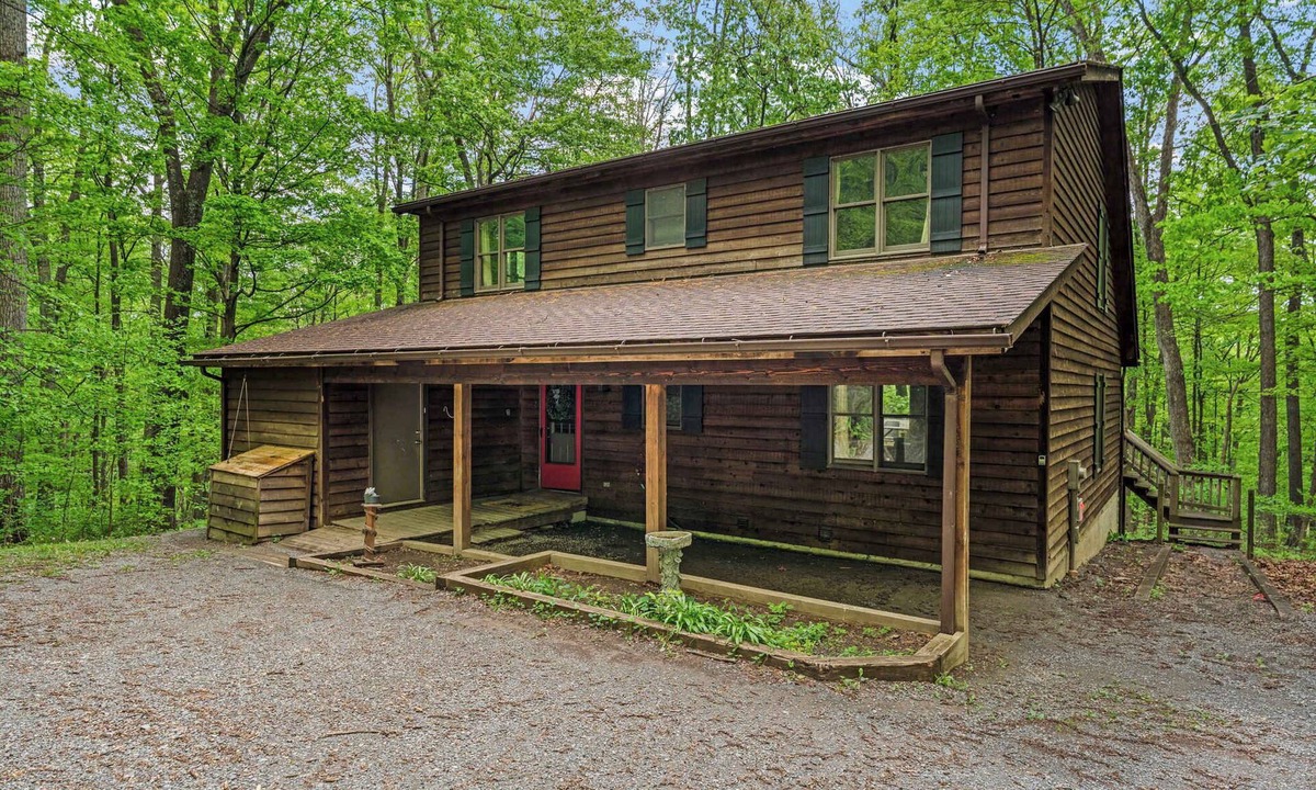 Berkeley Springs Cabin | Huge Cabin w Hot Tub, Deck, Grill & WiFi