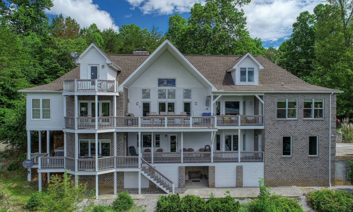 La Follette House | Huge Covered Dock & Decks, tiki bar, fire pit, free WiFI, 2 kitchens, En Suites