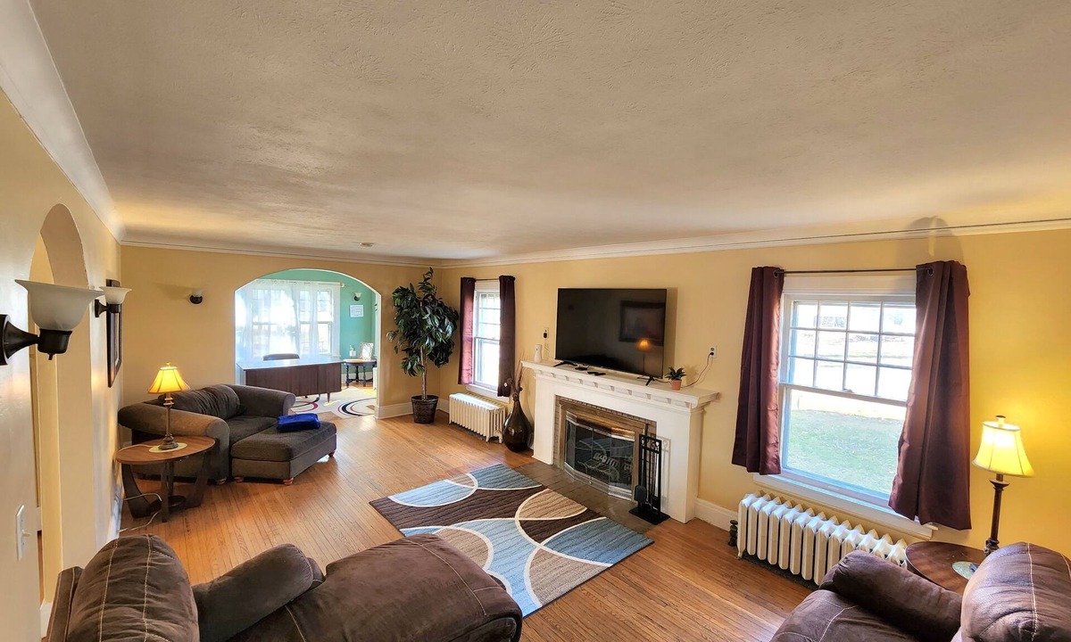 Loves Park House | Huge deck & yard Near Indoor Sports Arena! Spacious! Smart TVs! Fast Wifi! Cozy.