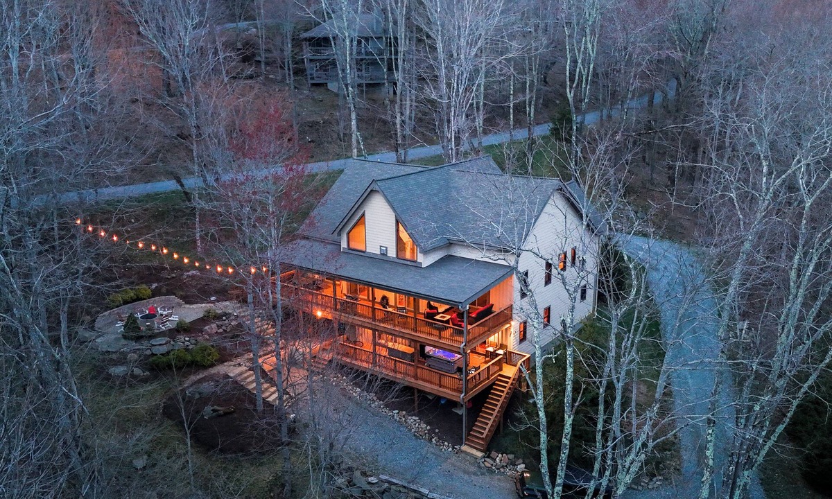 Seven Devils Cabin | Huge Decks, Hot Tub, Fire Pit & Dog Friendly. Close to Boone and Banner Elk.