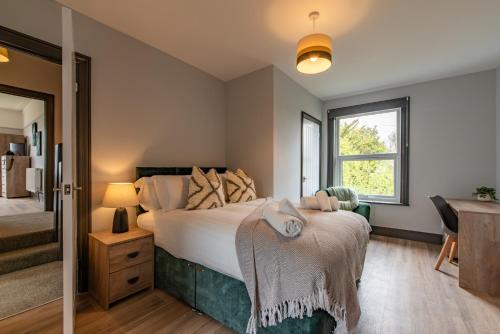 Bognor Regis House | Huge Luxury 6-Bedroom House with Off-Road Parking, Pet-friendly - SUMMER SPECIAL OFFER! by Blue Puffin Stays