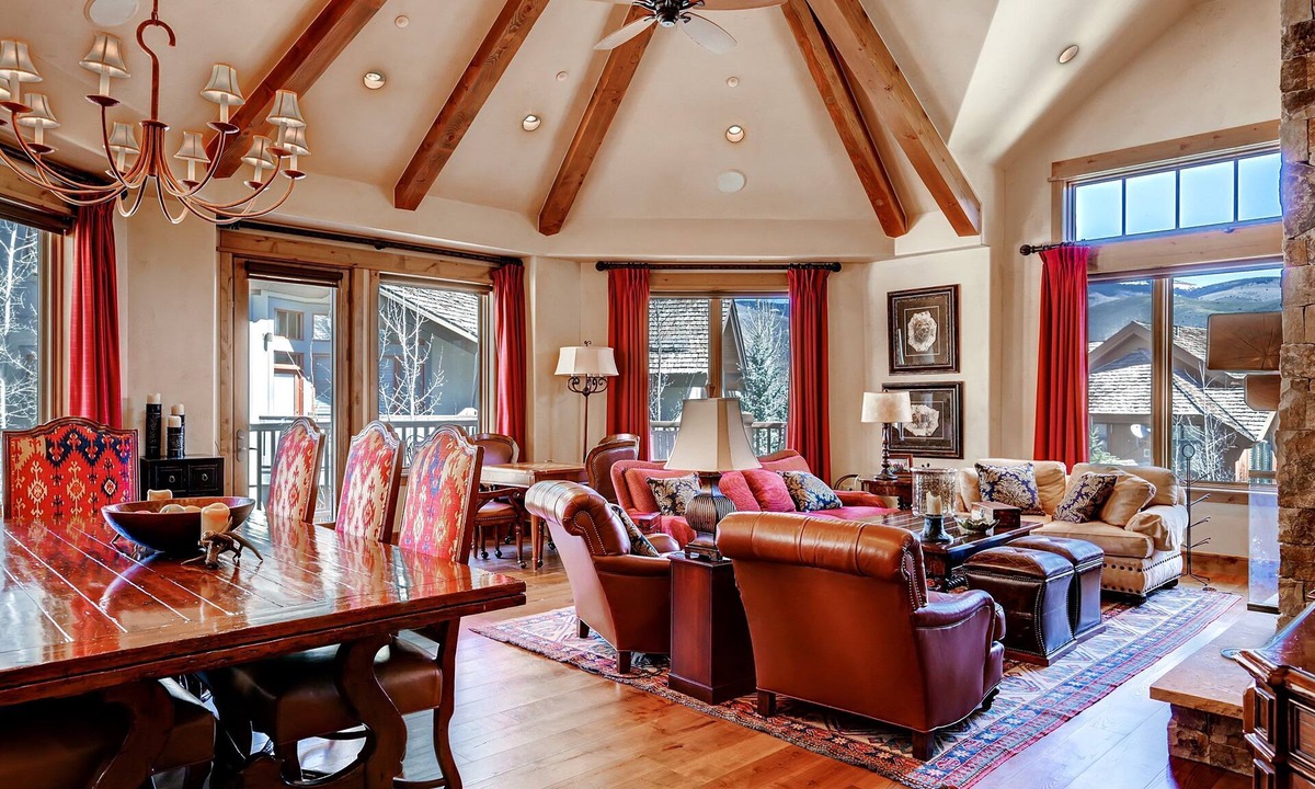 Edwards Condo | Huge Mountain Condo with Fireplace & Balcony