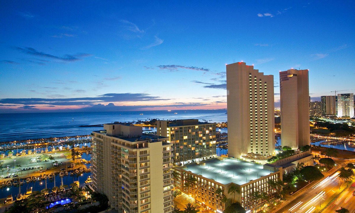 Waikiki Condo | Huge Panoramic Ocean View. Walk to the Beach. Low rate of 3,900 per month.