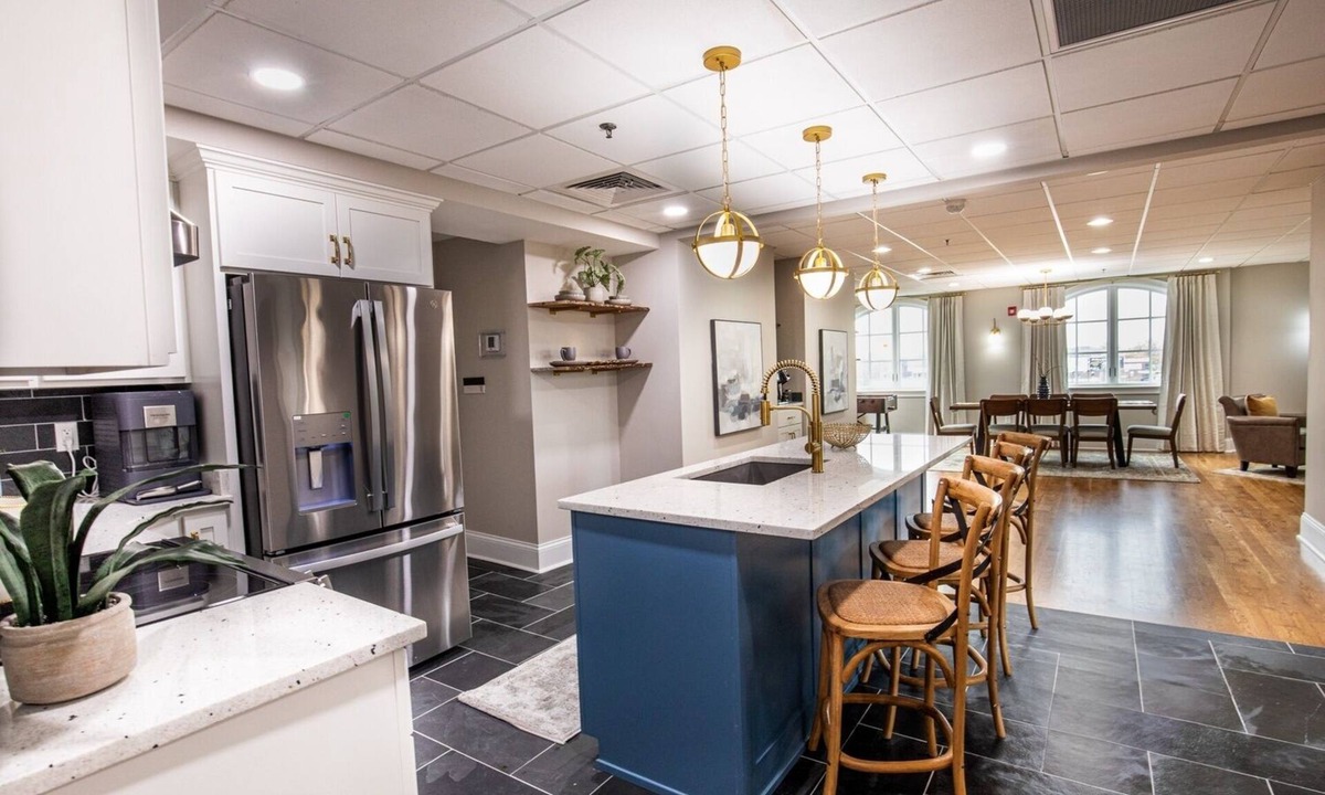 Downtown Condo | HUGE Penthouse Suite- 3 BR & 2 Bath w/Elevator. Walk to UK-Downtown-Rupp