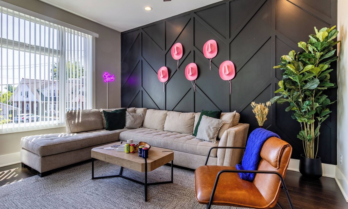 Historic Waverly House | Huge Private Rooftop Deck w/Firepit + Putt-Putt 8 Mins to Broadway | Doralee