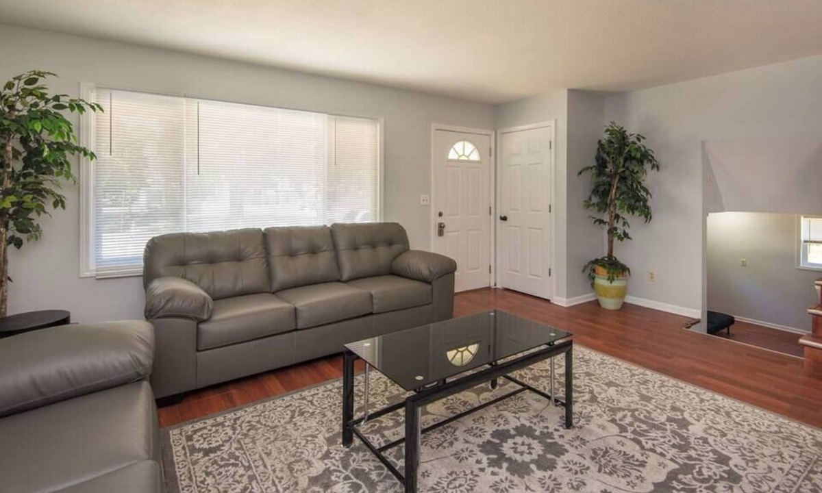 Berwick House | Huge & Spacious 4BR Home in the heart of DSM
