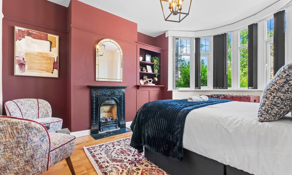 Seisdon House | Huge Stunning 5 Bedroom Home with 6 Beds - NR Central Birmingham, City Centre