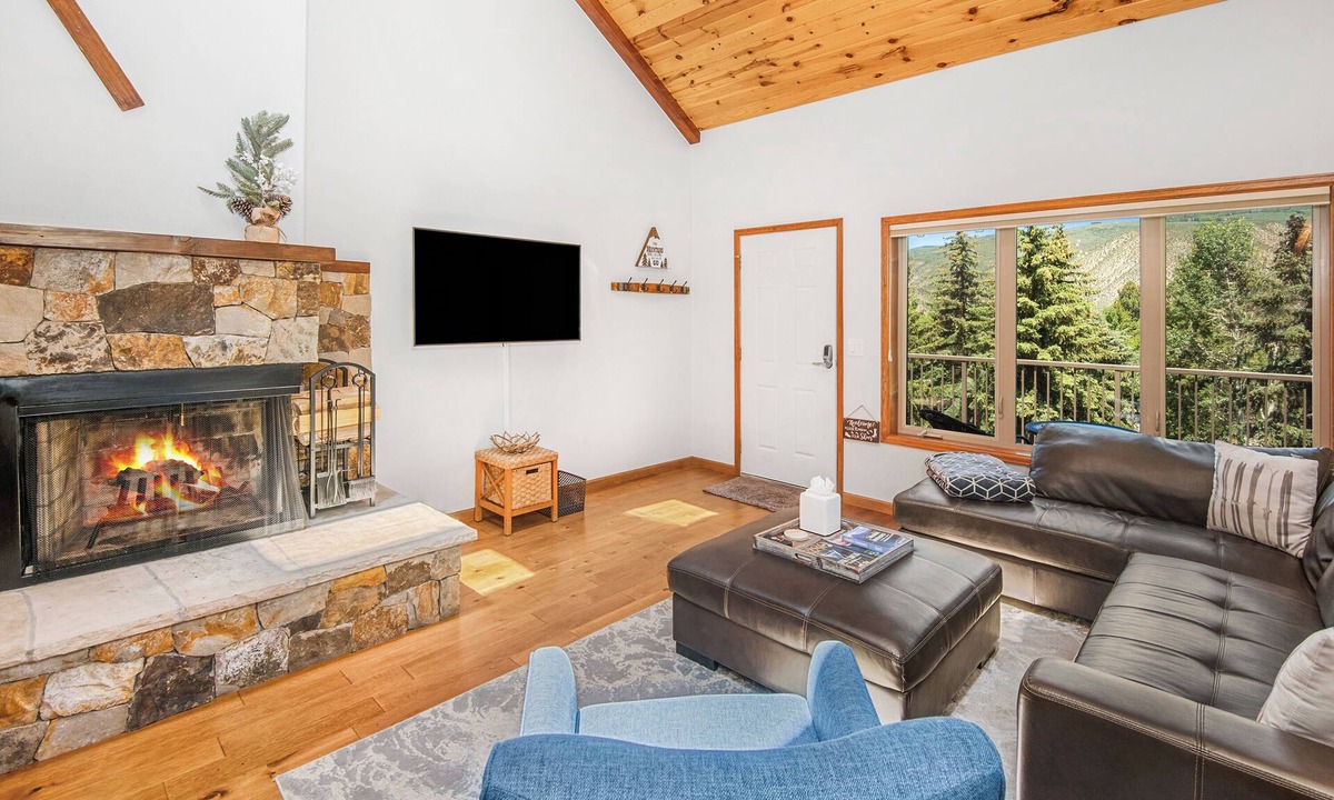 Eagle-Vail Condo | Huge summer promotion! Ideal location, stunning & modern unit mins to BC & Vail.