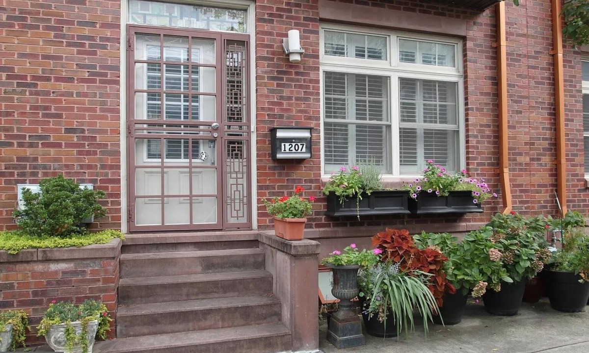Passyunk Square House | HUGE World Cup dream house! 4 BR, 2 parking spots, by subway in South Philly!
