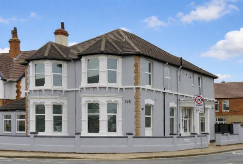 Cleethorpes Apartment | Humberside Apartments Spacious Cleethorpes Stay with Parking