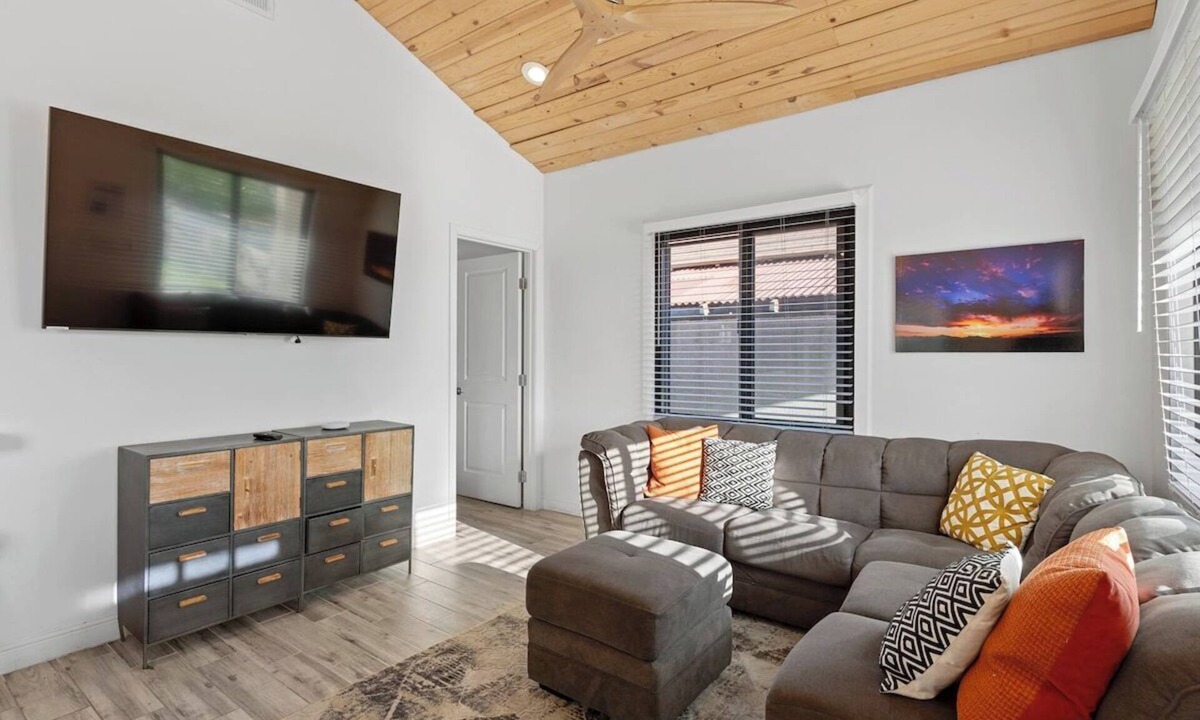 Evans Churchill House | Hummingbird Harmony House with BBQ & Hot Tub