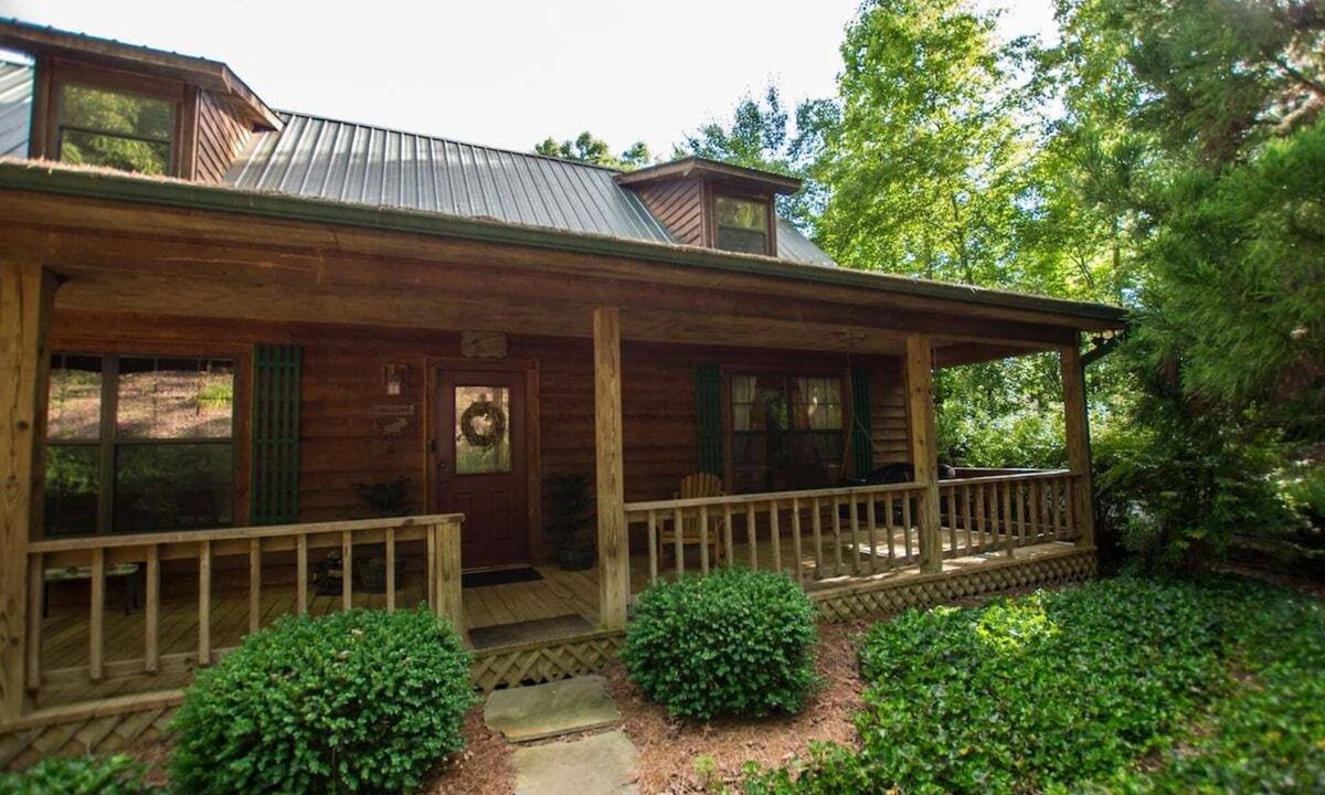 Young Harris Cabin | Hunker Down by the Creekbank in this Cozy Private