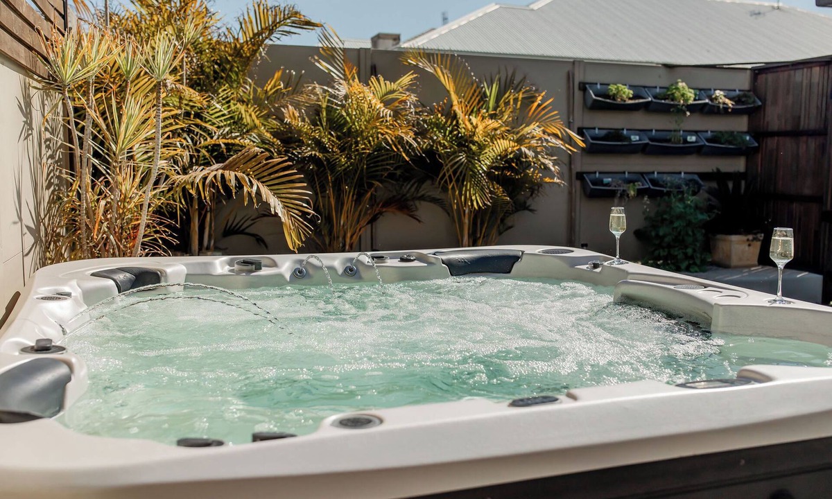 North Rothbury House | Hunter Valley 5 Bedroom/Luxury Hot Tub Escape