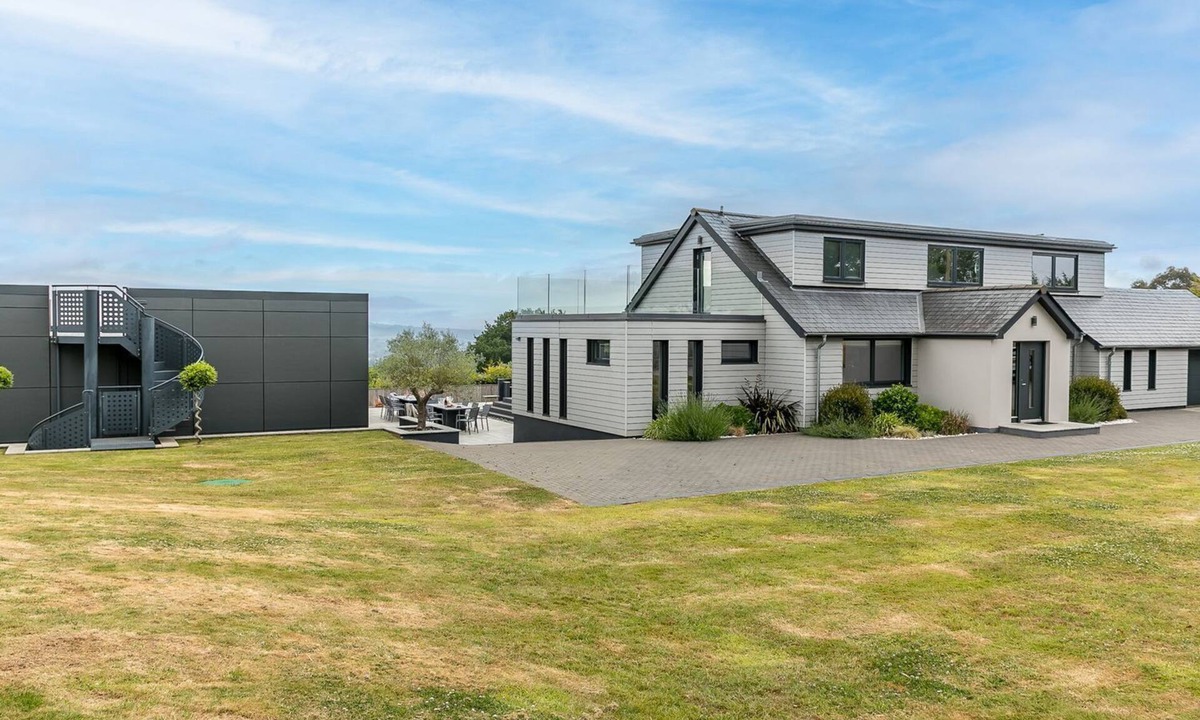 Exeter House | HUXHAM VIEW AND ANNEX, pet friendly, with hot tub in Stoke Canon