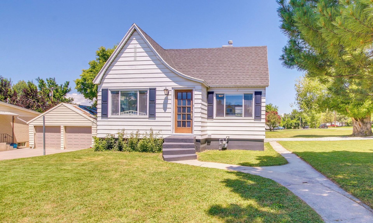 Hyde Park House | Hyde Park Home w/Fire Pit: Near Hiking Trails!