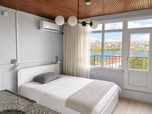 Istanbul City Center Apartment | i1 Studios by Tram with Seaview, Jacuzzi Rooms