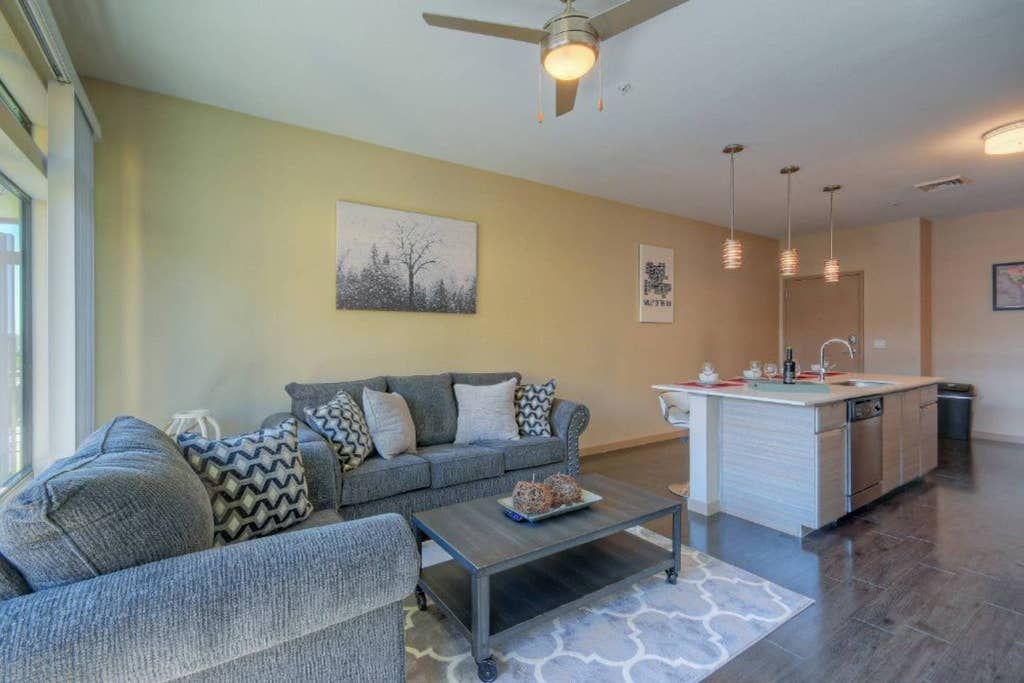 Evans Churchill Apartment | I4 | On Roosevelt Row | Restaurants | King Bed