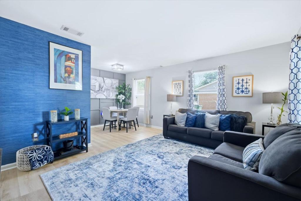 Paw Creek House | Ice Bath + Fire Pit + Outdoor Bar · 3BR · Mins to Uptown