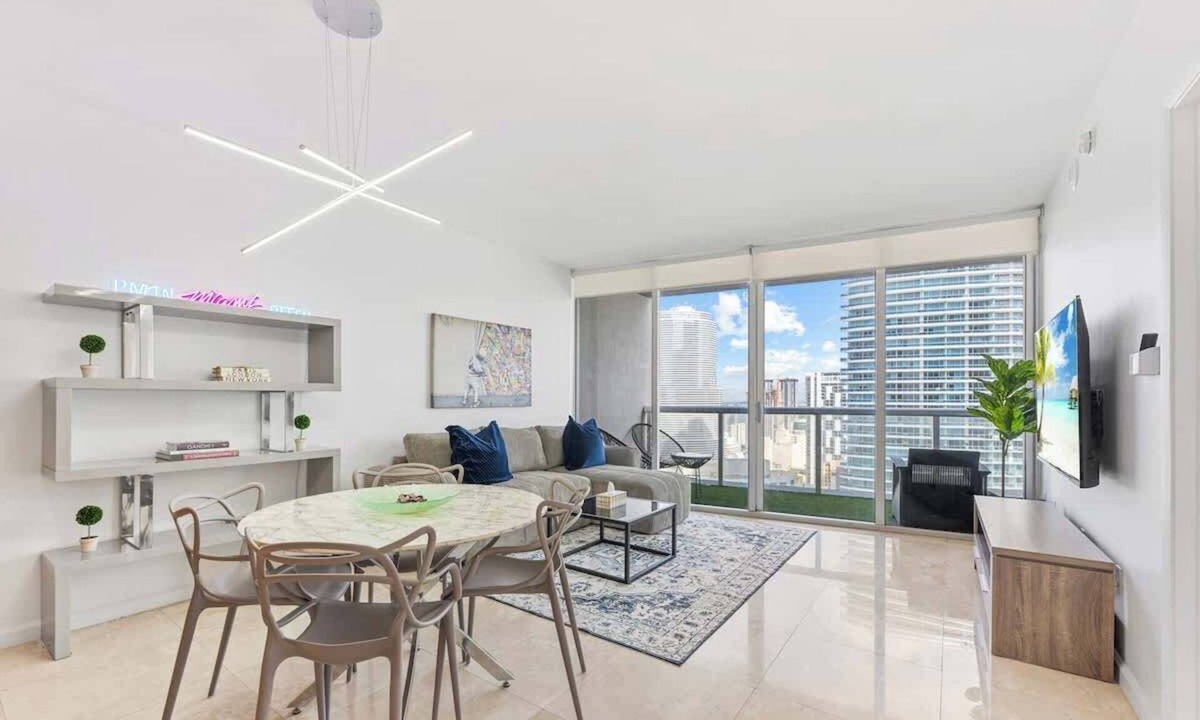 Downtown Miami Condo | Icon Brickell 1BR with Balcony & Ocean Views