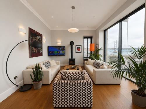 South Queensferry Apartment | Iconic beachfront appt - 3 bed on High the Street