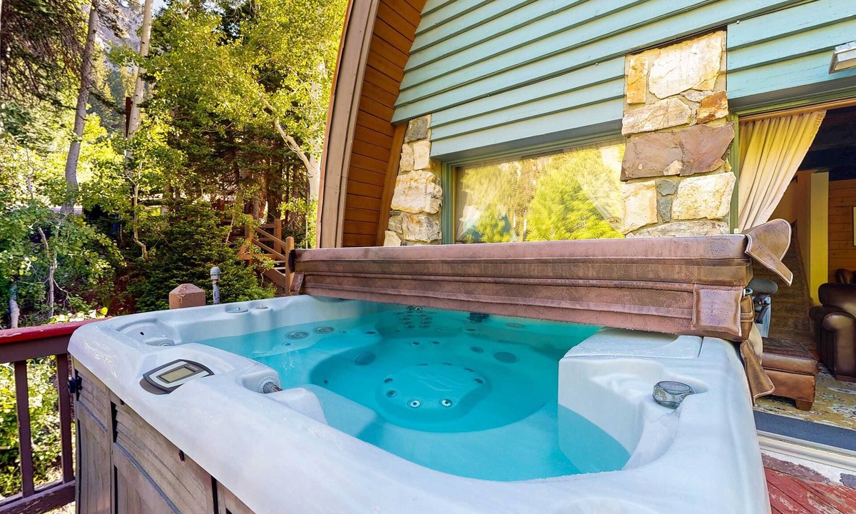 Salt Lake Mountain Resorts Cabin | Iconic creekside mountain home with hot tub, fireplaces, balcony & amazing views