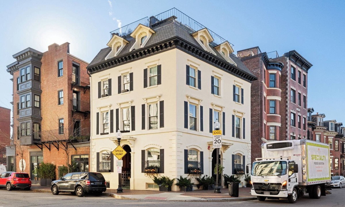 Columbus House | Iconic & Luxurious Historic Townhouse with Roof Deck - A South End Gem 4BR & 3BA