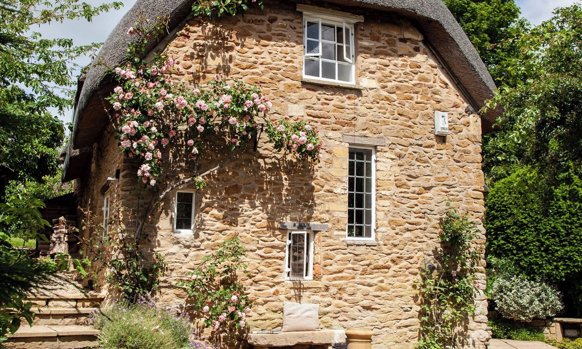 Chipping Campden House | Iconic Thatched Cottage, Iconic 17th Century Thatched Cottage