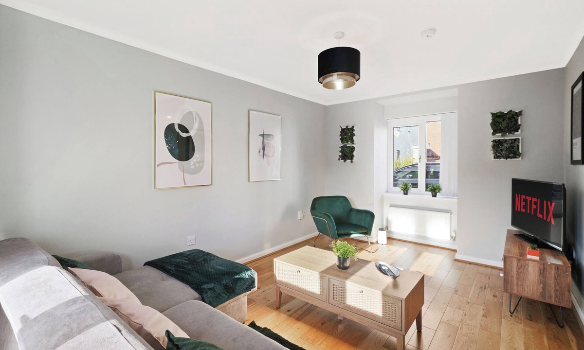 Wolverhampton House | Ideal 3 bed House in Wolverhampton - Parking