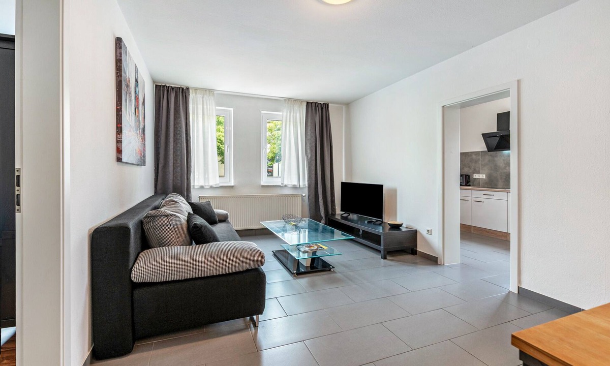 Burbach Apartment | Ideal for Contractors: 2 Bedrooms for 4 Guests (65 m²) in Saarbrücken, Free Parking